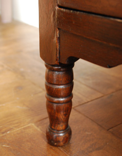 大人カラーがかっこいい！落ち着きのあるアンティークチェスト