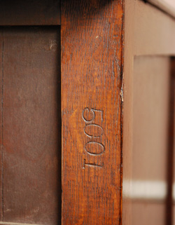 大人カラーがかっこいい！落ち着きのあるアンティークチェスト