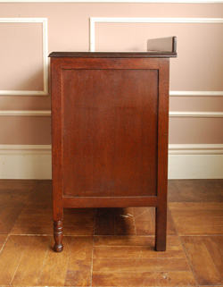 大人カラーがかっこいい！落ち着きのあるアンティークチェスト