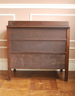 大人カラーがかっこいい！落ち着きのあるアンティークチェスト