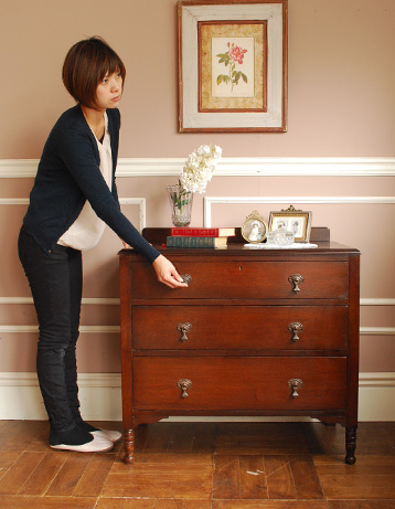 大人カラーがかっこいい！落ち着きのあるアンティークチェスト