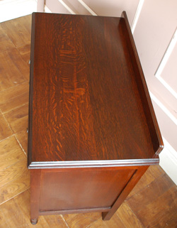 大人カラーがかっこいい！落ち着きのあるアンティークチェスト