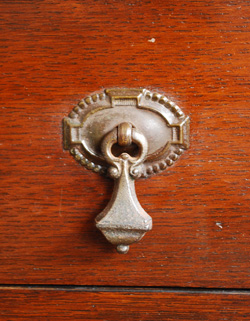 大人カラーがかっこいい！落ち着きのあるアンティークチェスト