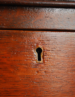 大人カラーがかっこいい！落ち着きのあるアンティークチェスト