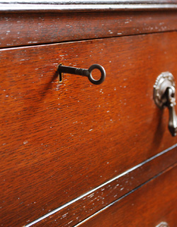 大人カラーがかっこいい！落ち着きのあるアンティークチェスト