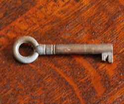 大人カラーがかっこいい！落ち着きのあるアンティークチェスト