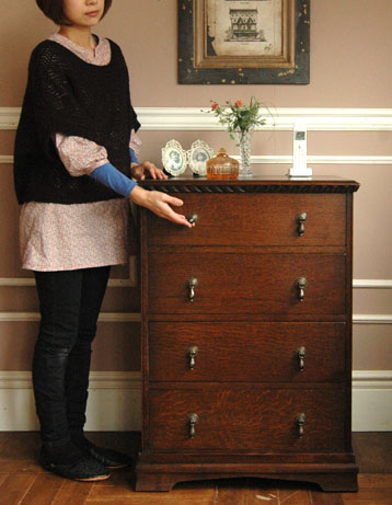 大人カラーが上品で素敵。落ち着きのあるアンティークチェスト