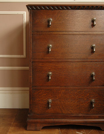 大人カラーが上品で素敵。落ち着きのあるアンティークチェスト