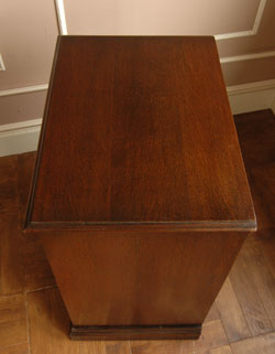 大人カラーが上品で素敵。落ち着きのあるアンティークチェスト