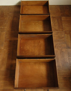 大人カラーが上品で素敵。落ち着きのあるアンティークチェスト