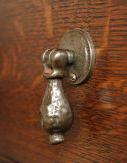 大人カラーが上品で素敵。落ち着きのあるアンティークチェスト