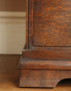 大人カラーが上品で素敵。落ち着きのあるアンティークチェスト