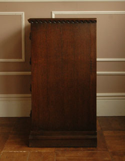 大人カラーが上品で素敵。落ち着きのあるアンティークチェスト