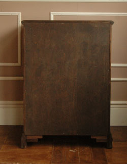 大人カラーが上品で素敵。落ち着きのあるアンティークチェスト