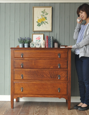 大人カラーが上品で素敵。落ち着きのあるアンティークチェスト