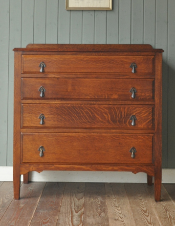 大人カラーが上品で素敵。落ち着きのあるアンティークチェスト