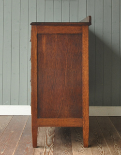 大人カラーが上品で素敵。落ち着きのあるアンティークチェスト