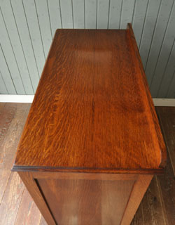 大人カラーが上品で素敵。落ち着きのあるアンティークチェスト