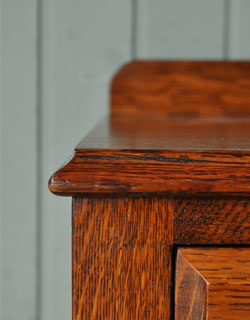 大人カラーが上品で素敵。落ち着きのあるアンティークチェスト