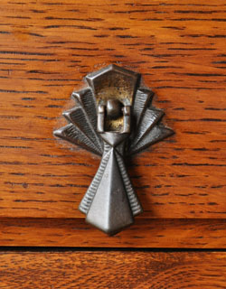 大人カラーが上品で素敵。落ち着きのあるアンティークチェスト