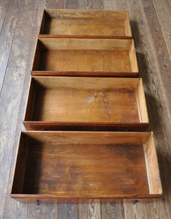 大人カラーが上品で素敵。落ち着きのあるアンティークチェスト