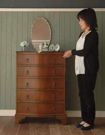 大人カラーが上品で素敵。落ち着きのあるアンティークチェスト