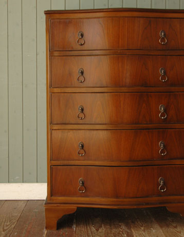 大人カラーが上品で素敵。落ち着きのあるアンティークチェスト