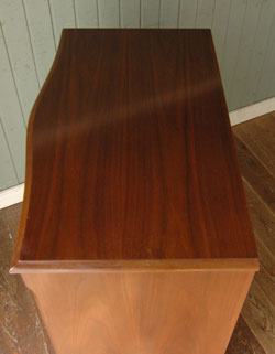 大人カラーが上品で素敵。落ち着きのあるアンティークチェスト