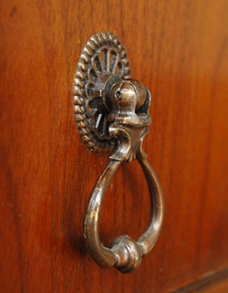 大人カラーが上品で素敵。落ち着きのあるアンティークチェスト