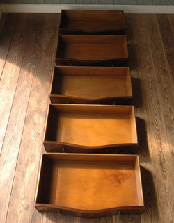 大人カラーが上品で素敵。落ち着きのあるアンティークチェスト