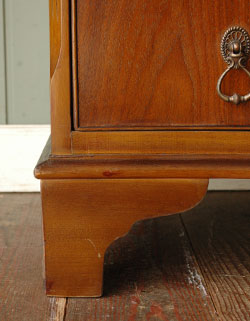 大人カラーが上品で素敵。落ち着きのあるアンティークチェスト