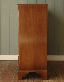 大人カラーが上品で素敵。落ち着きのあるアンティークチェスト