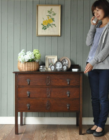 大人カラーがかっこいい！落ち着きのあるアンティークチェスト