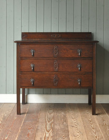 大人カラーがかっこいい！落ち着きのあるアンティークチェスト