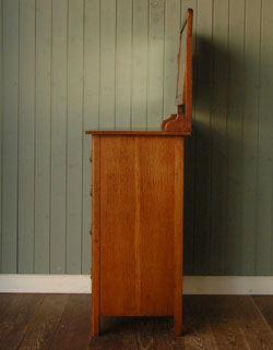 とっても女性らしいアンティークドレッシングチェスト