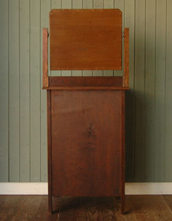 とっても女性らしいアンティークドレッシングチェスト