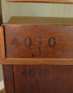 とっても女性らしいアンティークドレッシングチェスト