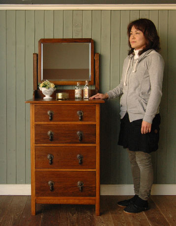 とっても女性らしいアンティークドレッシングチェスト