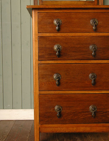 とっても女性らしいアンティークドレッシングチェスト