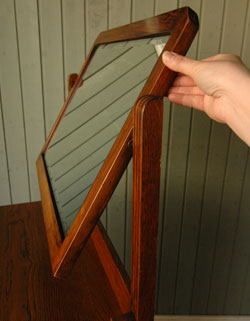 とっても女性らしいアンティークドレッシングチェスト