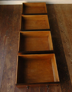 とっても女性らしいアンティークドレッシングチェスト