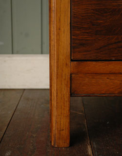 とっても女性らしいアンティークドレッシングチェスト