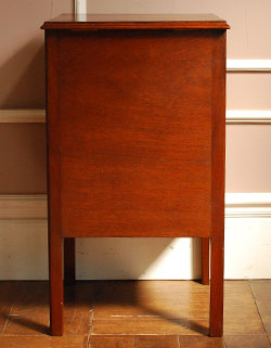 ベッドサイドに置いて
便利に使える優雅なチェスト