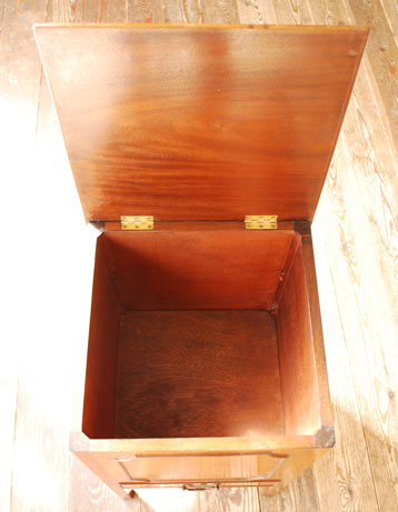 ベッドサイドに置いて
便利に使える優雅なチェスト