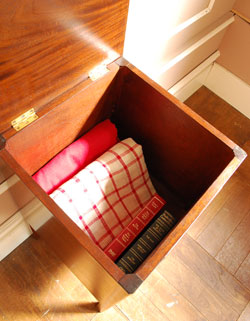 ベッドサイドに置いて
便利に使える優雅なチェスト