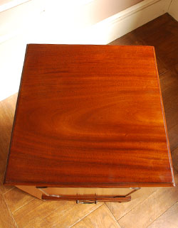 ベッドサイドに置いて
便利に使える優雅なチェスト