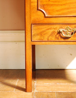 ベッドサイドに置いて
便利に使える優雅なチェスト