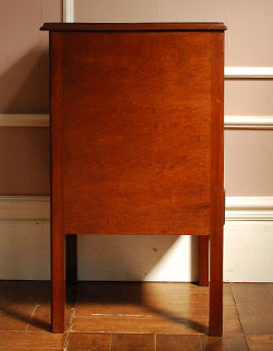 ベッドサイドに置いて
便利に使える優雅なチェスト