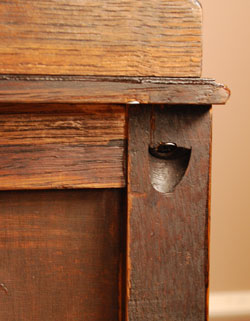 大人カラーがかっこいい！落ち着きのあるアンティークチェスト