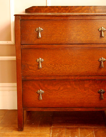 大人カラーがかっこいい！落ち着きのあるアンティークチェスト